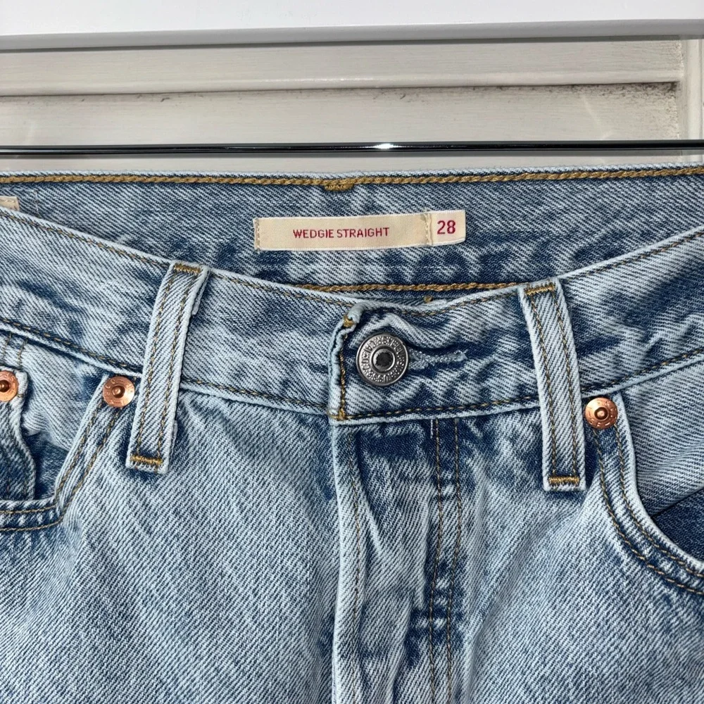 Levi’s Premium Wedgie Straight Jeans Size 28 Light Wash High Rise Denim - Picture 3 of 6